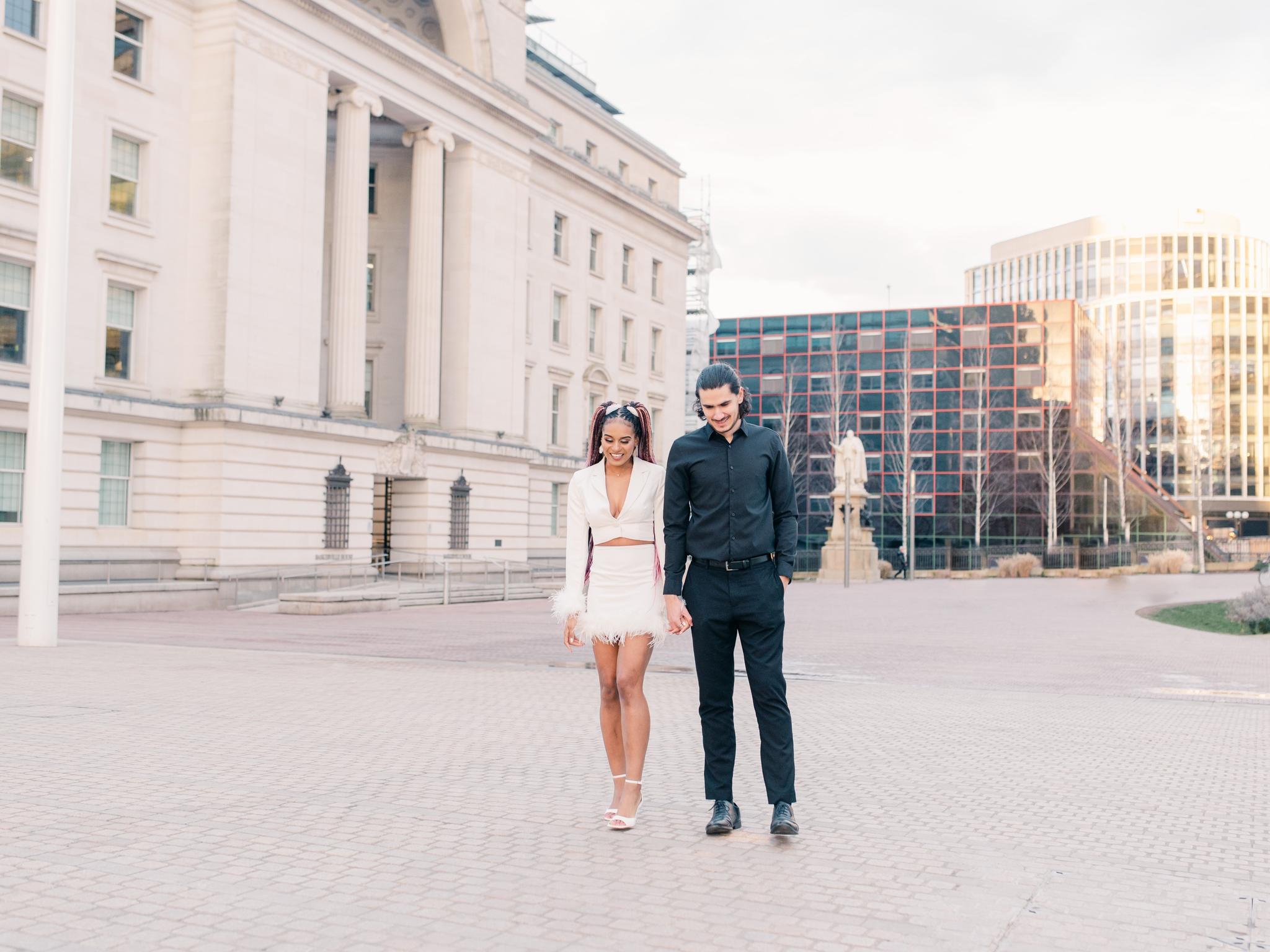 Élégance Urbaine : Une Séance Fiançailles pour un Couple Moderne et Sophistiqué